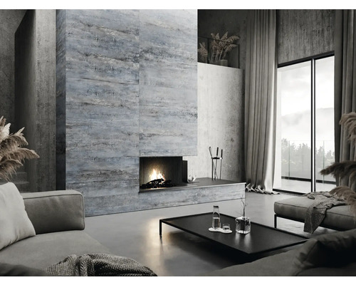 Cameră de zi cu șemineu modern, canapele gri și fereastră mare