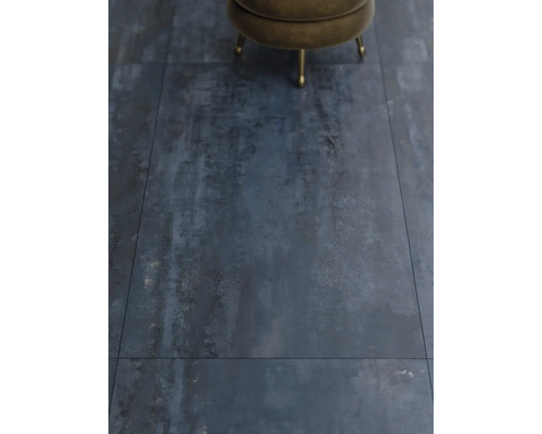 Prim-plan cu plăci de pardoseală cu design industrial și un taburet