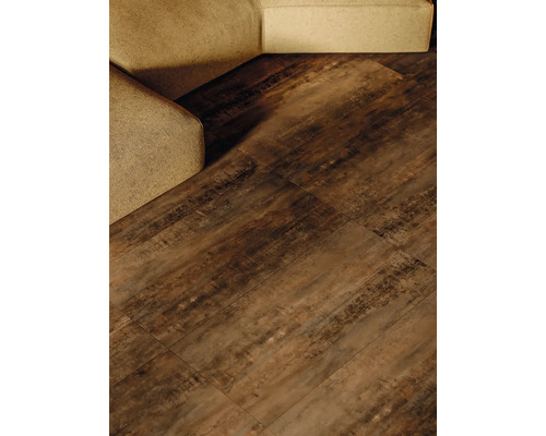 Montarea plăcilor de pardoseală în camera de zi