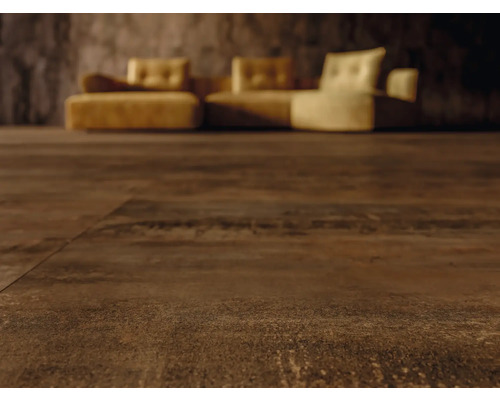 Prim-plan cu pardoseală maro închis, cu canapea în fundal