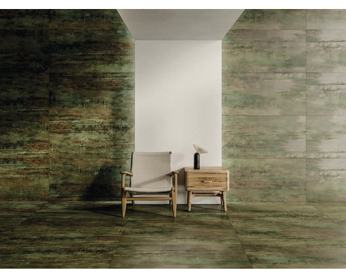 Imagine a camerei cu plăci pe perete și podea, fotoliu și noptieră