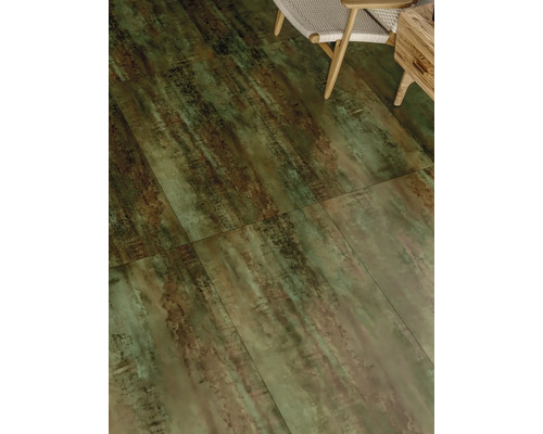 Montarea plăcilor de pardoseală în interior cu aspect de lemn și locuri de ședere