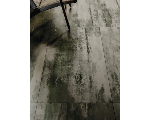 Prim-plan cu gresie de podea și un scaun