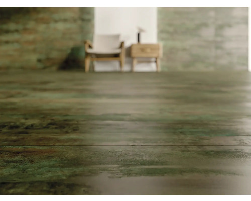 Cameră luminoasă cu gresie imitație lemn, scaun și noptieră