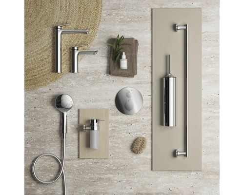 Aranjament de armături și accesorii de baie pe o suprafață texturată