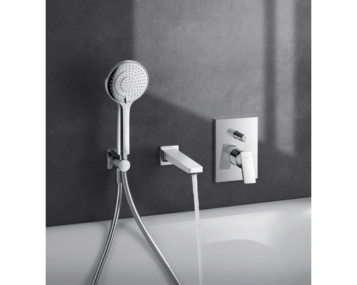 Baterie de duș aparentă și baterie de cadă cu duș de mână în fața unui perete gri