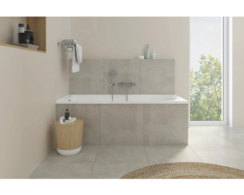 Baie luminoasă cu cadă, baterie și spațiu de depozitare