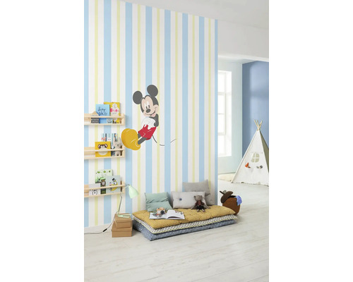 Cameră de copii cu tapet în dungi, rafturi, perne de șezut și cort de joacă