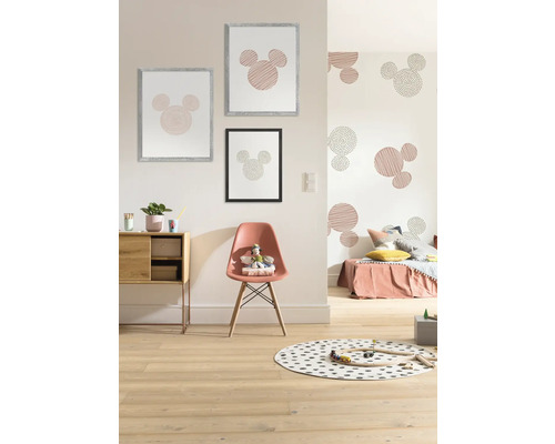 Cameră de copii cu decorațiuni de perete, comodă și covor de joacă