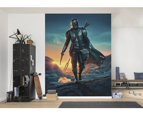 Tapetă foto cu motivul unui Mandalorian și al unui copil într-un living.