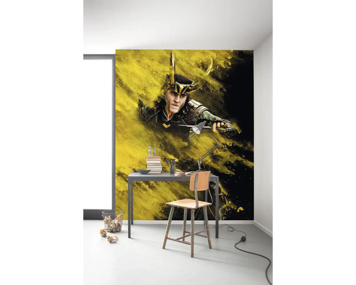 Imagine de perete cu motivul Loki într-un birou cu birou și scaun