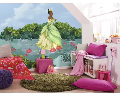 Cameră pentru copii cu pictură murală, pat, covor și mobilier de depozitare