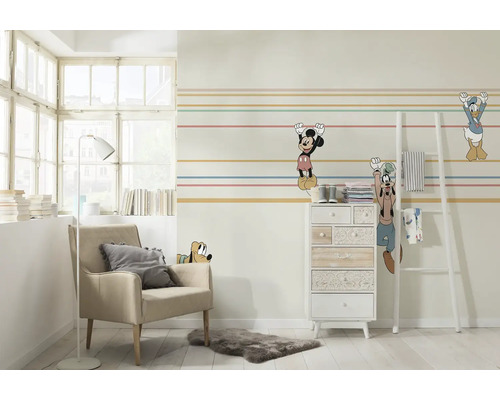 Cameră decorată cu fotoliu, comodă și autocolant de perete cu personaje Disney