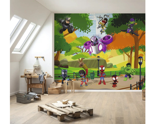 Cameră pentru copii cu pictură murală cu supereroi într-un parc