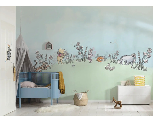 Cameră pentru copii cu autocolant de perete Winnie the Pooh, pat de copii, pat cu baldachin și comodă