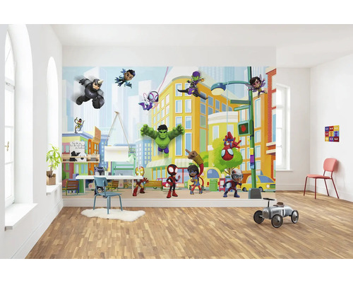 Cameră de copii cu tapet de perete cu supereroi Marvel, birou și scaun