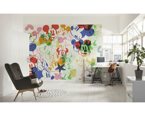 Cameră luminoasă cu tapet de perete cu motive Mickey Mouse, birou și fotoliu.