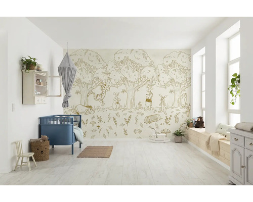 Cameră de copii cu tapet Winnie the Pooh, pătuț și podea din lemn