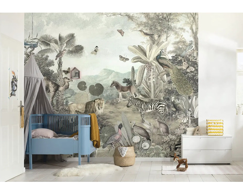 Cameră de copii cu tapet cu animale, pat pentru copii, baldachin și comodă