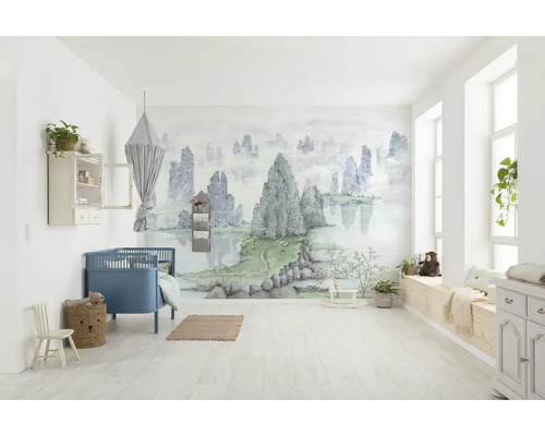 Cameră luminoasă pentru copii cu pictură murală, pătuț, dulap și decorațiuni