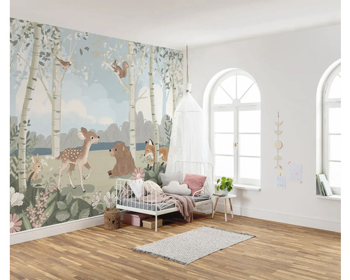 Cameră pentru copii cu tapet cu motiv de animale, pat și covor pe podea de lemn
