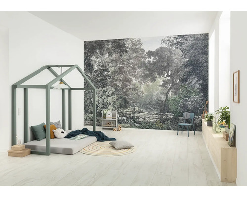 Cameră de copii cu tapet cu pădure, pat tip căsuță și jucării