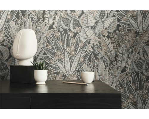 Vedere a camerei cu tapet cu model, figurină decorativă și plantă