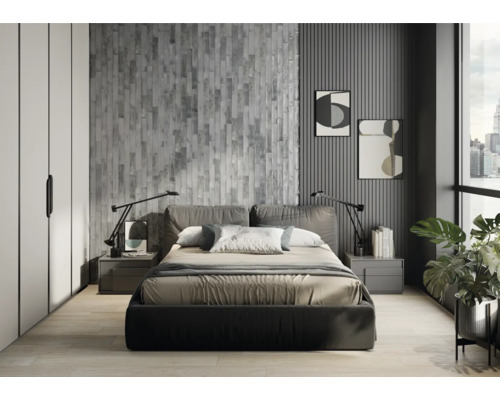 Dormitor cu pat, noptiere, lămpi, tablouri și plante