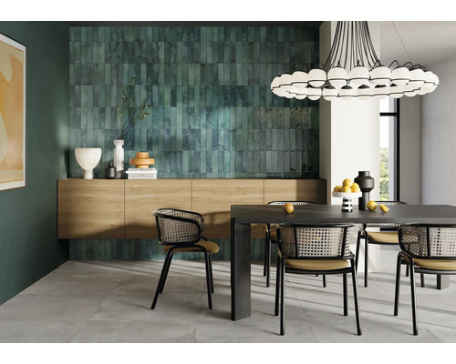 Sufragerie cu perete cu gresie, masă, scaune și iluminat