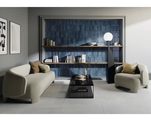 Living cu canapea, fotoliu, măsuță de cafea, bibliotecă și plăci de perete albastre