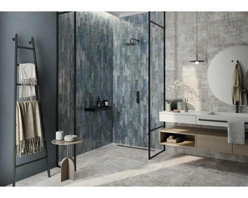 Baie cu duș, chiuvetă, oglindă și suport pentru prosoape