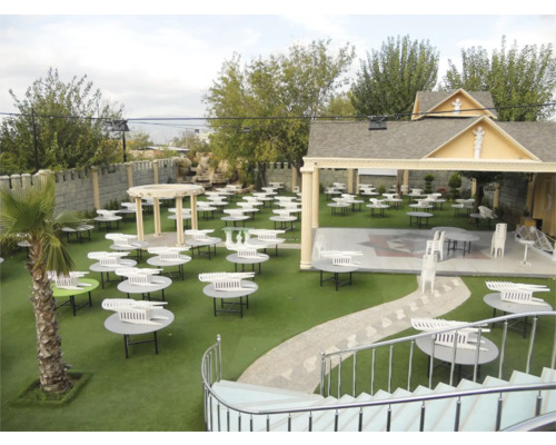 Loc de evenimente în aer liber cu mese și scaune pe gazon