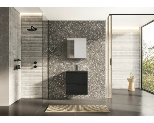 Baie modernă cu duș, chiuvetă și oglindă