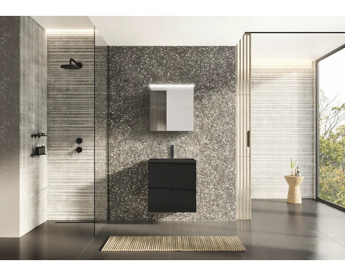 Baie modernă cu duș, dulap sub chiuvetă, dulap cu oglindă și fereastră mare pentru un ambient luminos și organizat.