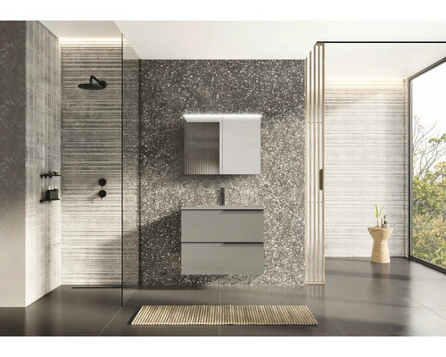 Baie modernă cu chiuvetă, dulap cu oglindă, duș și fereastră mare