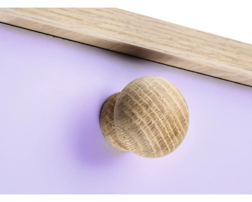 Buton din lemn pe un dulap cu cadru din lemn