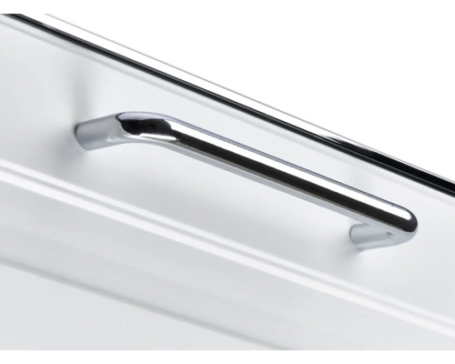 Mâner de mobilă cromat pe un sertar alb