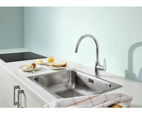 Chiuvetă de bucătărie din oțel inoxidabil cu robinet monocomandă și aranjament pentru micul dejun