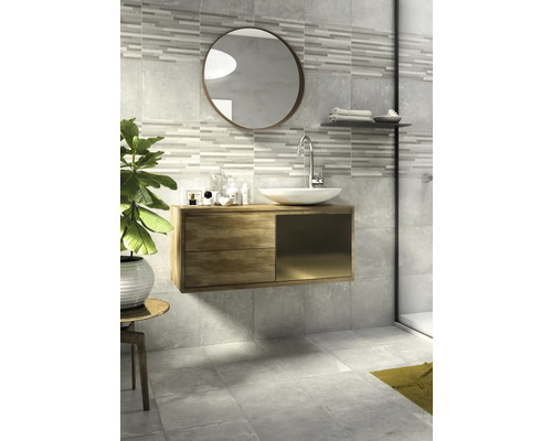 Baie modernă cu lavoar, oglindă și plăci gri