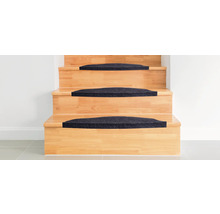 Scară din lemn cu covorașe pentru trepte