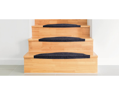 Scară din lemn cu covorașe pentru trepte