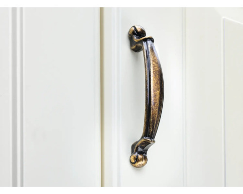 Mâner metalic pentru mobilă pe ușa dulapului