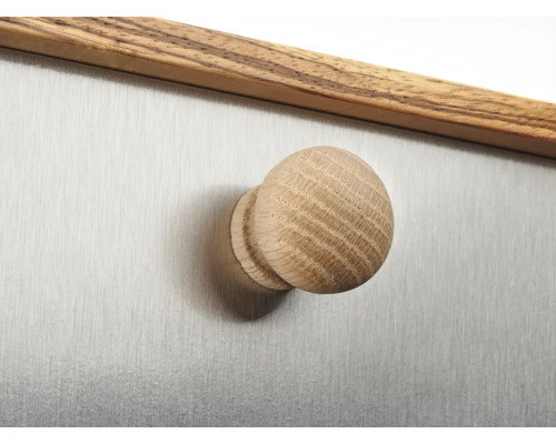 Buton din lemn pe un front de sertar