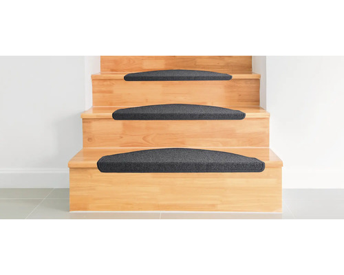 Scară din lemn cu covoare de treaptă gri pentru izolare fonică și siguranță sporită