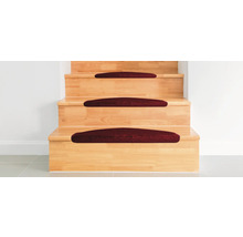 Scară din lemn cu covoare pentru trepte