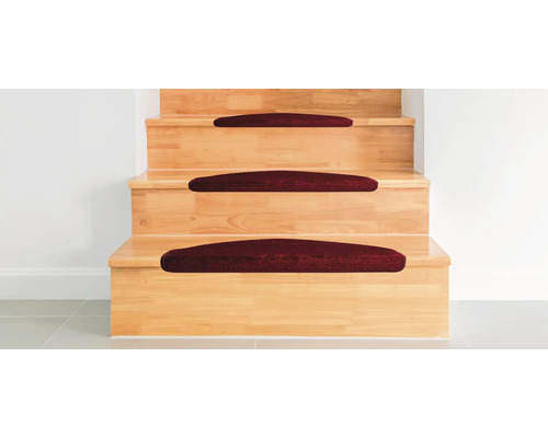 Scară din lemn cu covoare pentru trepte