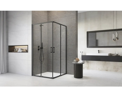 Baie cu cabină de duș, chiuvetă și oglindă