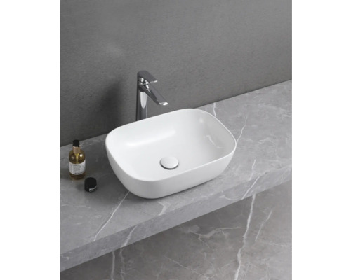 Lavoar ceramic așezat pe blat cu baterie