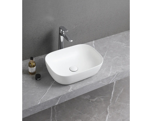 Lavoar ceramic pe blat cu robinet pe raft