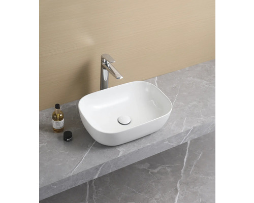 Lavoar ceramic așezat pe blat cu robinet